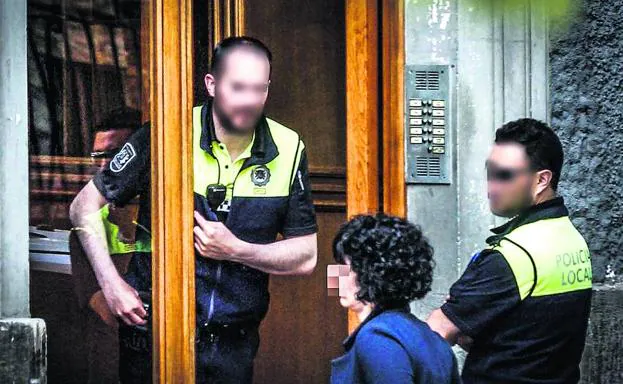 Policías locales en el registro del piso franco de una banda de ladrones de pisos. 