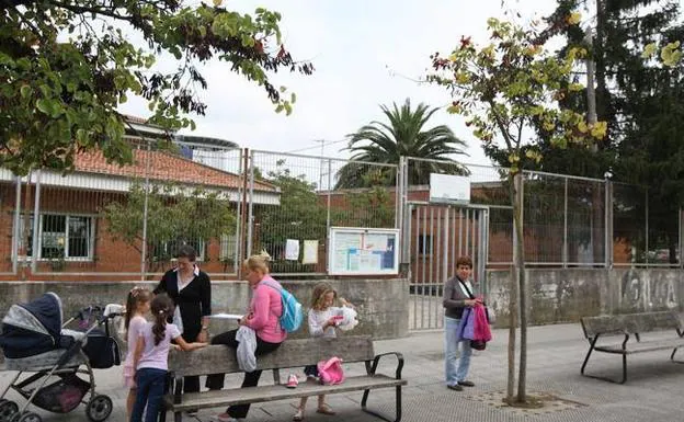 El Ayuntamiento quiere reforzar la seguridad vial en las salidas de los colegios con este plan. 