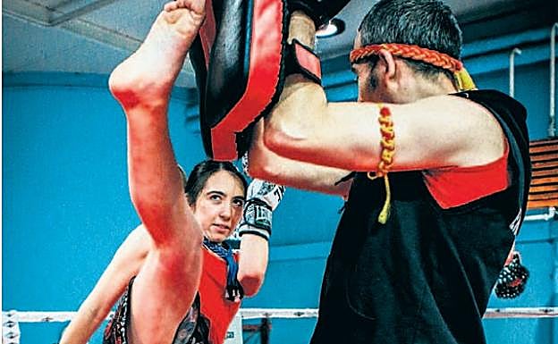 Maien Zurbano muestra su elasticidad en un entrenamiento. 