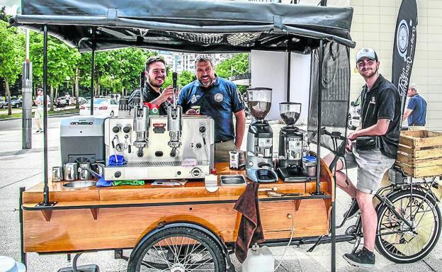 Sobre estas líneas, la 'bicicafetera' que regenta Eric Ruiz junto al HUA. 