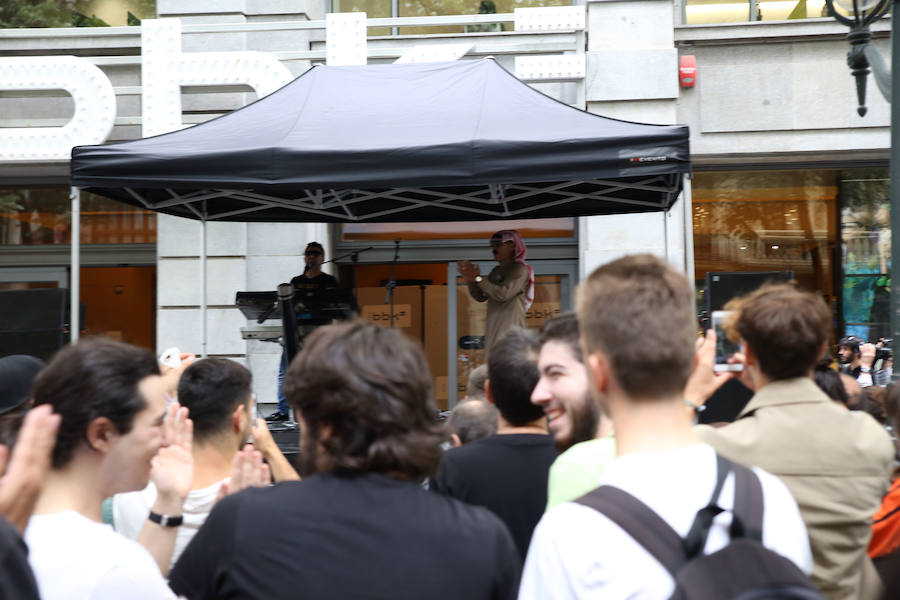 Techno árabe en plena calle para arrancar el festival