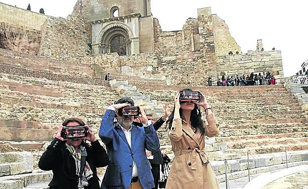 Tres personas prueban las gafas de realidad virtual que 'reconstruyen' la época gloriosa del teatro. 