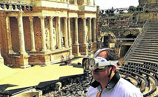 Usuario de gafas 3D en el teatro de Mérida. 