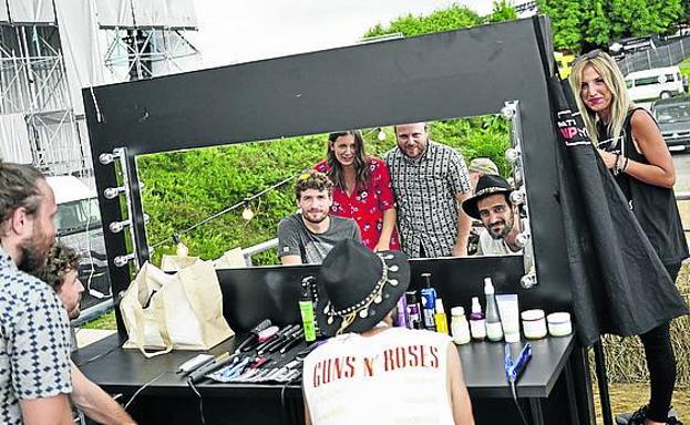 Set de maquillaje.Uno de ellos estaba situado en la terraza del restaurante, a cielo abierto. Abajo, hay un espacio en el que se reúnen los miembros de los equipos de las diferentes bandas.