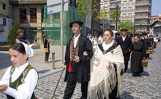 Los novios e invitados en una edición anterior de la 'Euskal Ezkontza' de Lekeitio. 