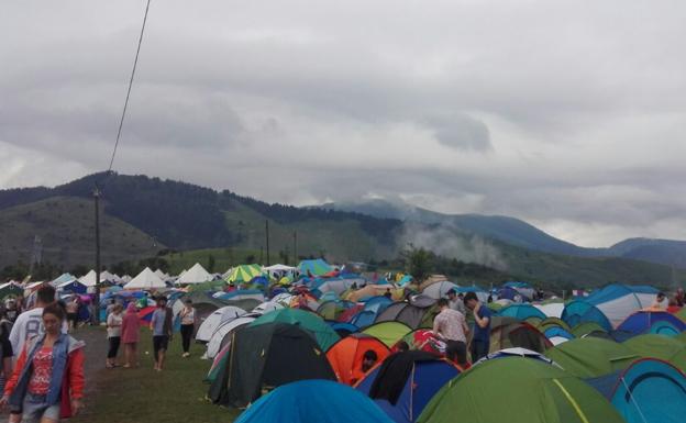 Jóvenes acampan en Kobetamendi.