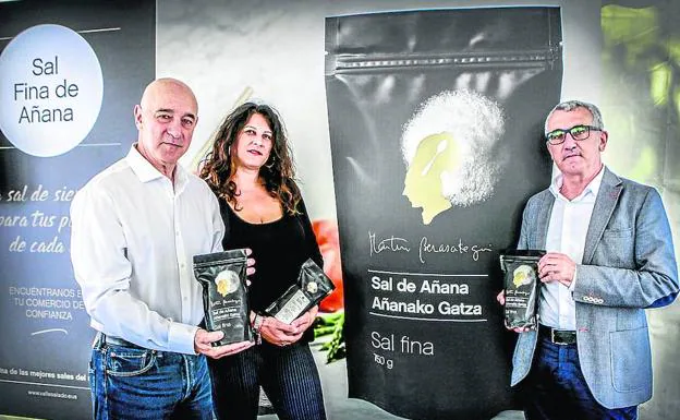 Andoni Erkiaga, Leire Arana y Eduardo Aguinaco, en la presentación de la sal fina. 