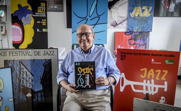 Iñaki Añua, director del Festival de Jazz, posa con los carteles de ediciones pasadas.