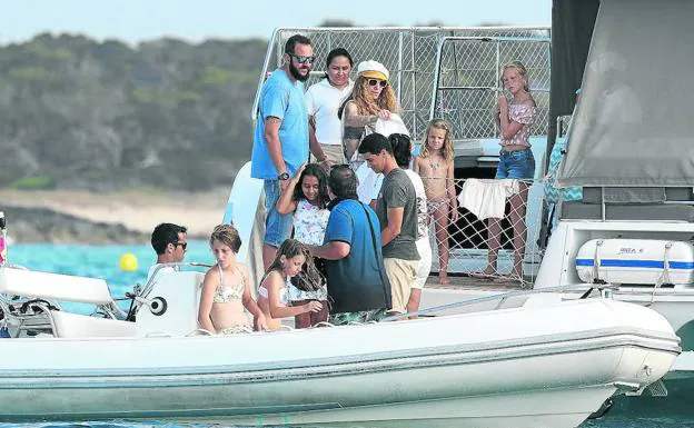 Las mellizas Carmen y Sabina llegan al yate para reunirse con su hermano Borja