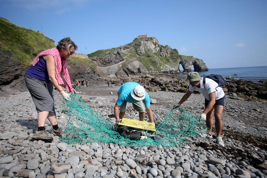 Más de medio centenar de voluntarios se afana en limpiar de plásticos y desechos la rasa mareal del islote bermeano 