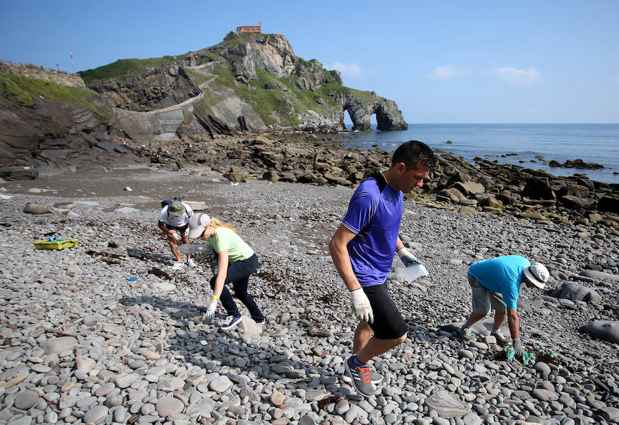 Más de medio centenar de voluntarios se afana en limpiar de plásticos y desechos la rasa mareal del islote bermeano 