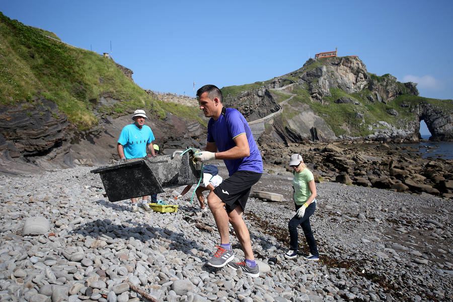 Más de medio centenar de voluntarios se afana en limpiar de plásticos y desechos la rasa mareal del islote bermeano 