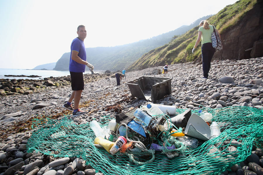 Más de medio centenar de voluntarios se afana en limpiar de plásticos y desechos la rasa mareal del islote bermeano 