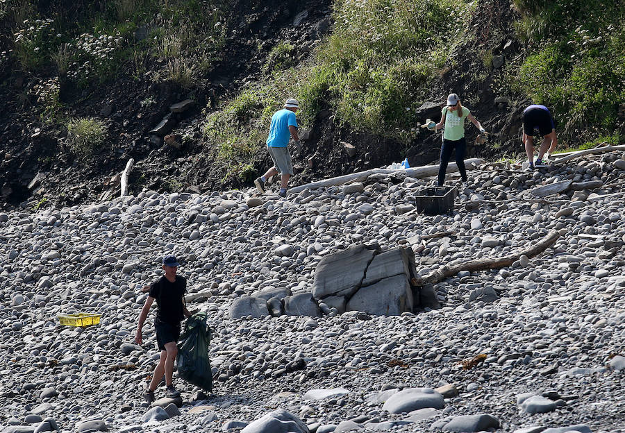 Más de medio centenar de voluntarios se afana en limpiar de plásticos y desechos la rasa mareal del islote bermeano 