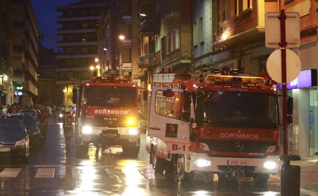 Dos camiones del Parque de Bomberos acordonan la zona y protegen a los transeúntes de las explosiones y el chisporroteo que caía sobre la calzada de la avenida.