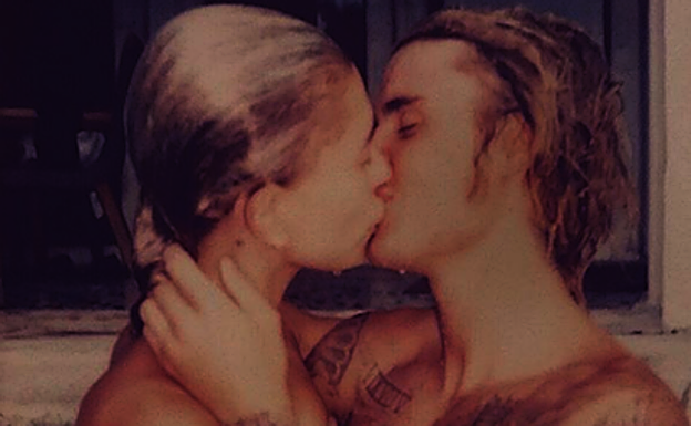 Justin y Hailey, en el agua. 
