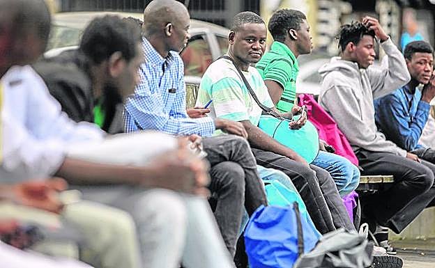 Un grupo de migrantes pasa el tiempo en la plaza Doctor Fleming, en Bilbao.