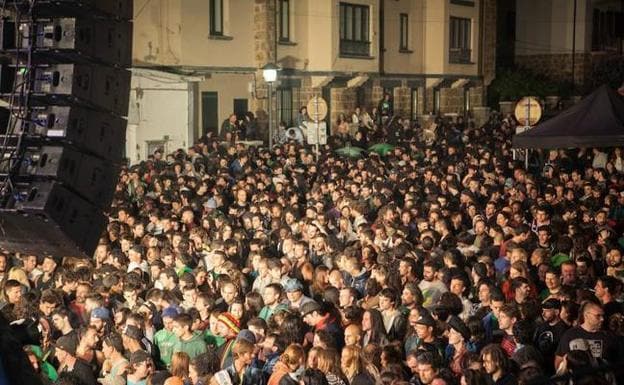 Cientos de asistentes disfrutan de un concierto en una pasada edición del Txapel Reggae. 