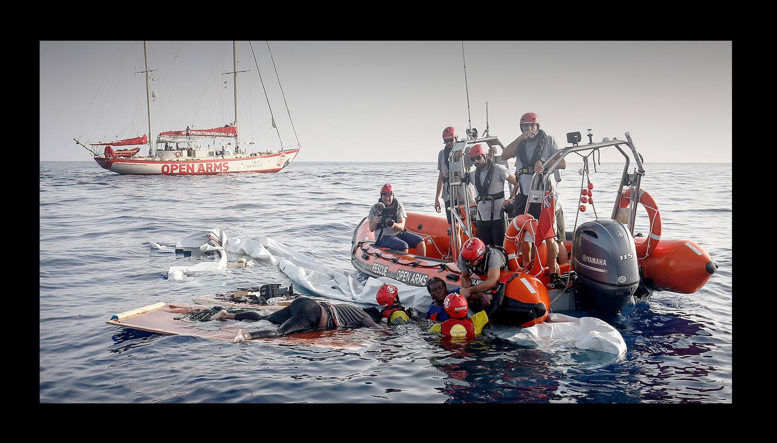 Fotos: Proactiva Open Arms denuncia que los guardacostas libios dejaron morir a una mujer y un niño tras hundir su embarcación