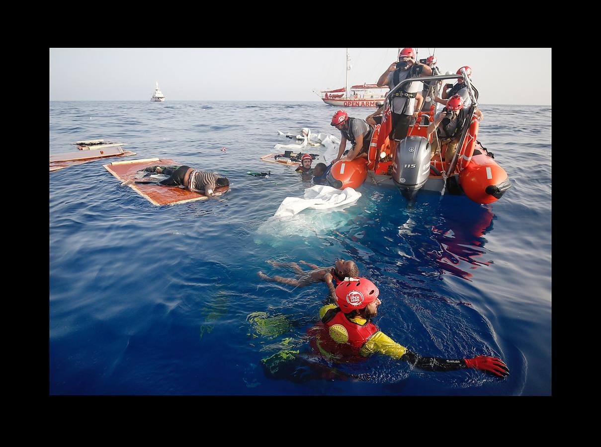 Fotos: Proactiva Open Arms denuncia que los guardacostas libios dejaron morir a una mujer y un niño tras hundir su embarcación