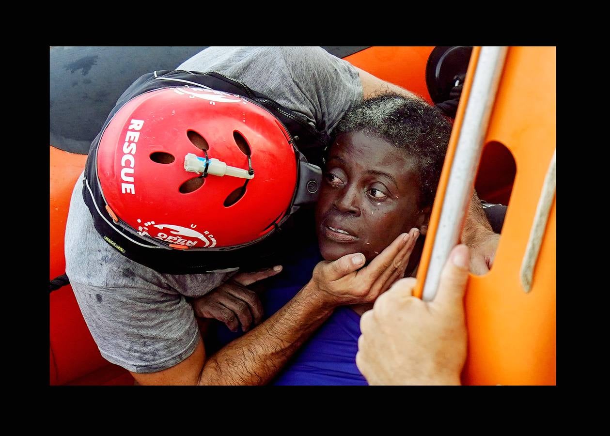 Fotos: Proactiva Open Arms denuncia que los guardacostas libios dejaron morir a una mujer y un niño tras hundir su embarcación