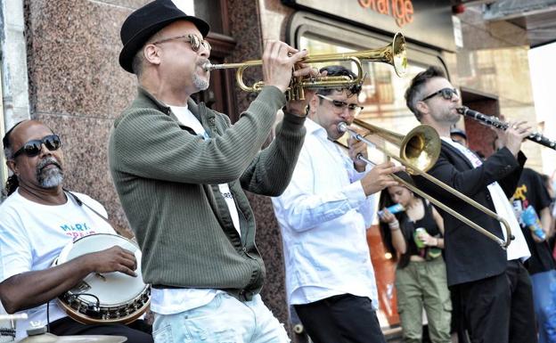 El grupo de Mark Braud, este martes en la Virgen Blanca. 