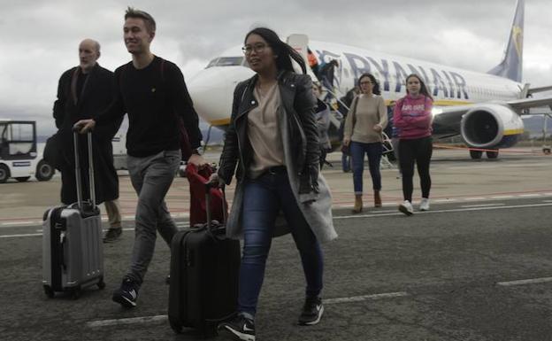 Varios pasajeros descienden de un avión de Ryanair en Foronda. 