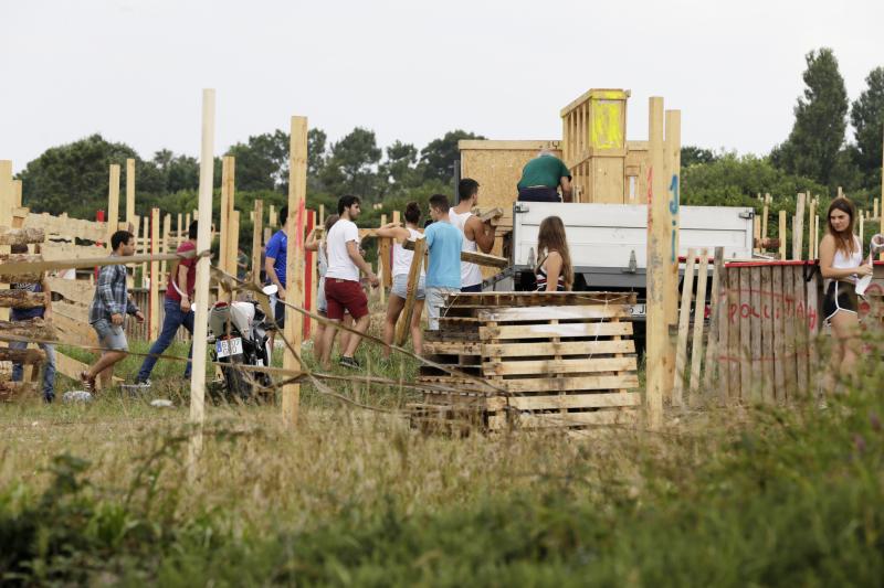 Los asistentes ya montan sus txosnas.