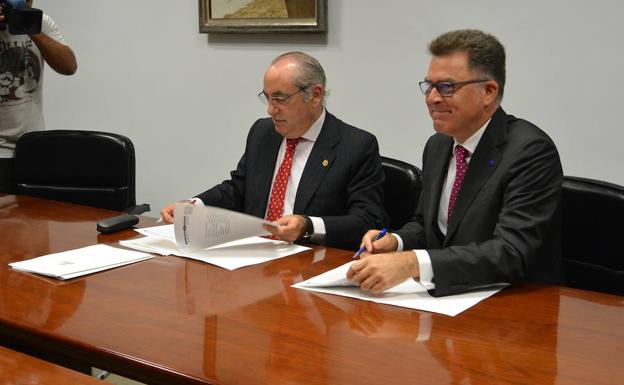 Iñaki Arriola e Imanol Landa firman el acuerdo en la sede bilbaína del Gobierno vasco. 