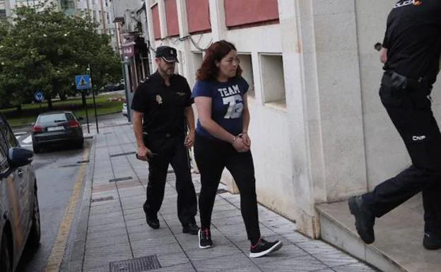 Ana García, entrando en los juzgados de Pola de Siero, escoltada por agentes de la Policía.