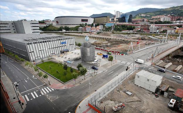 El plan de expansión de la clínica, que es ya la más grande Euskadi, pasa por aprovechar el jardín que hay detrás de las instalaciones y edificar encima del parking.