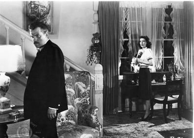 Imagen secundaria 1 - Loretta Young junto a Martha Wentworth y Orson Welles en dos escenas de 'El extraño' (1946).