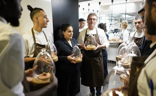 El equipo al completo de Mugaritz, con el chef en medio, se dispone a sacar a sala el plato del XX aniversario.