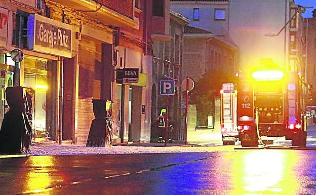 Los bomberos vertieron espuma sobre la calzada para evitar que las chispas prendieran.