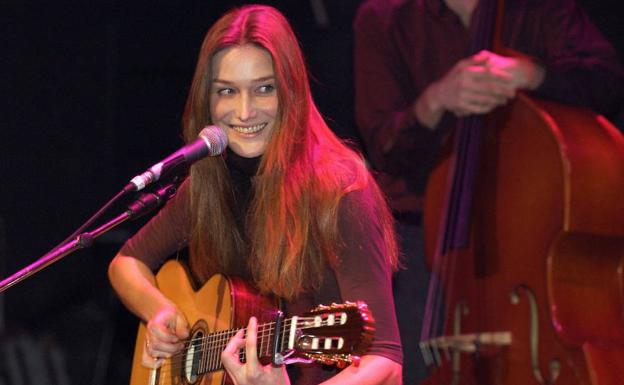 Bruni, con su guitarra en 2003.