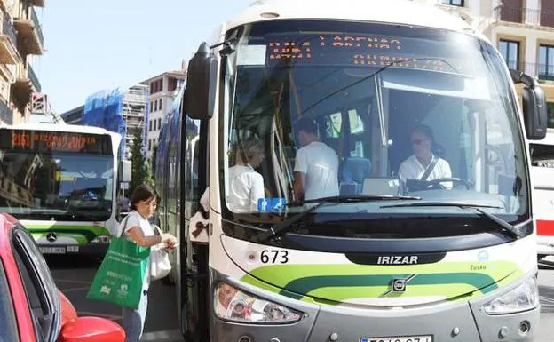 Varios usuarios suben al autobús de Bizkaibus que cubre la línea entre Las Arenas y Armintza. 