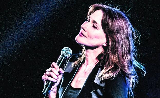 Un toque distinguido. Carla Bruni impuso su personal y elegante estilo en el escenario de Mendizorroza. 