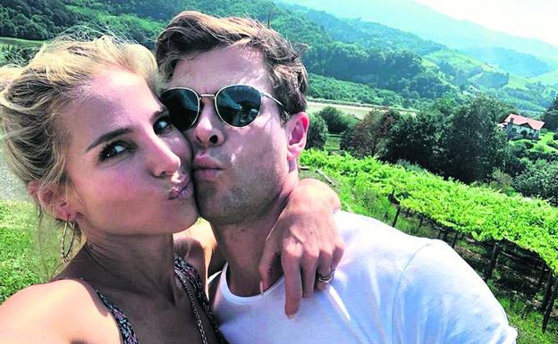 Elsa Pataky y su pareja en Getaria.