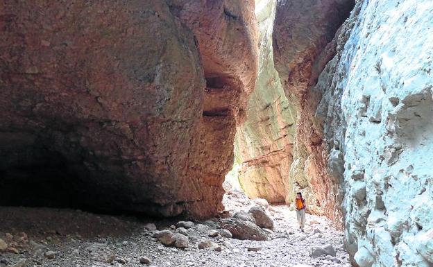 Un senderista se adentra en la gorga