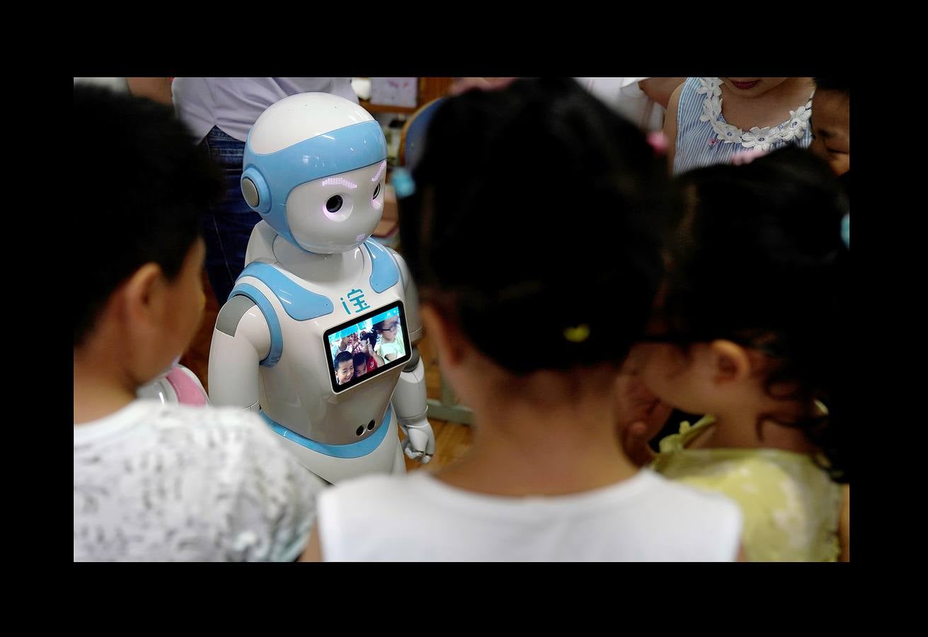 ¿La niñera de tus hijos no acaba de convencerte? Dejar a los más pequeños con desconocidos puede ser difícil. Eso es lo que debieron pensar los creadores de iPal, un robot que puede convertirse en una alternativa a las personas utilizando juegos, canciones y bailes. Creado por AvatarMind (las imágenes muestran el ensamblaje final del robot en la planta de Suzhou, en China), este androide es capaz de hablar y moverse como un humano para acompañar a los niños. Cuenta con sistemas que le permiten ser sensible al tacto o al oído, y, gracias a su sistema de gestión de las emociones, es capaz de sentir y responder a la felicidad, la depresión y la soledad. Si percibe que el niño está triste trata de animarlo y, si está feliz, él también lo está... 