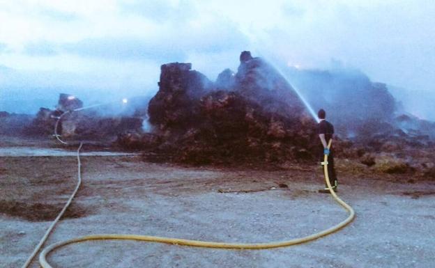 Los bomberos en plenas labores de refrigeración.