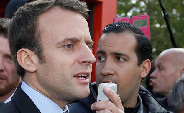 Macron junto a Alexandre Benalla, jefe de seguridad. 