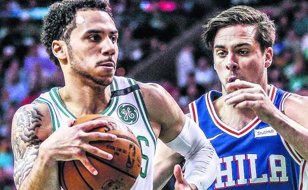 Shane Larkin perseguido por T.J. McConnell durante un encuentro del pasado 'play off' en el Boston Garden. 