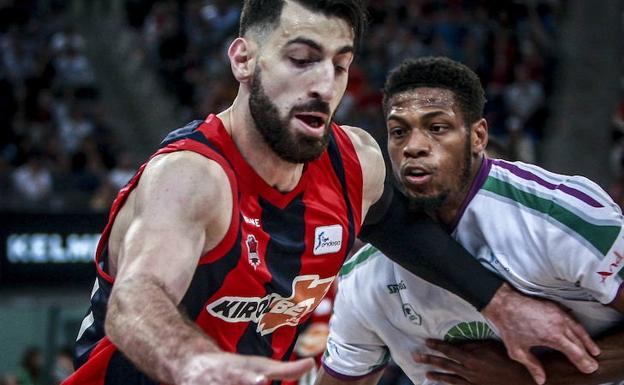 Tornike Shengelia intenta controlar el balón durante un duelo ante el Unicaja. 