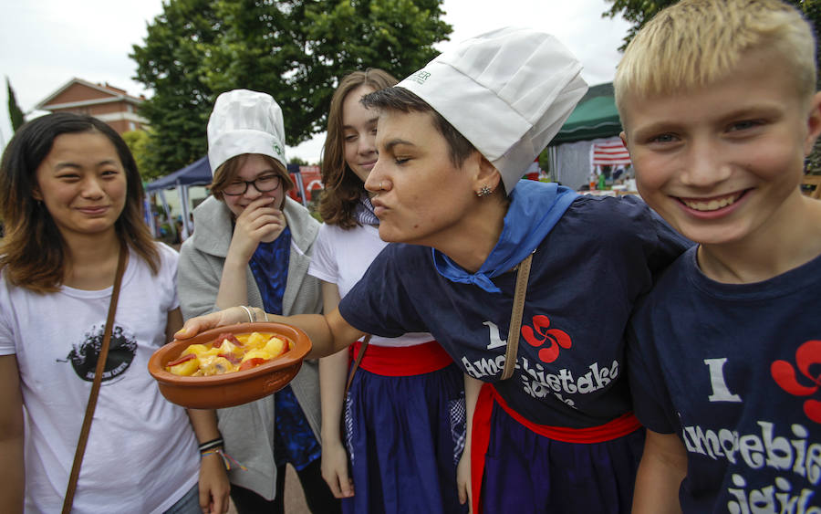 El multitudinario concurso de marmitako reúne a más de 4.300 personas. La música acompaña este evento desde el mediodía.
