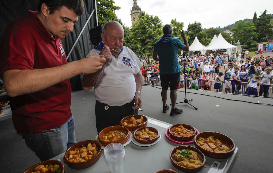 El multitudinario concurso de marmitako reúne a más de 4.300 personas. La música acompaña este evento desde el mediodía.