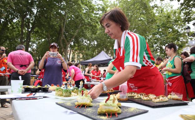 El Arenal se ha llenado de comparseros en el tradicional concurso de pintxos. 