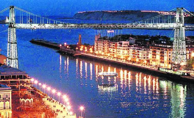 Radiante. El Puente Colgante, instantes después del encendido de la iluminación que estrenó en el año 2000 después de tres años de rehabilitación. 