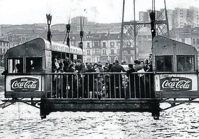 Imagen secundaria 1 - 1. Travesía de la gabarra del Athletic en 1984. 2. Fue el primer puente del mundo con una plataforma suspendida. 3. El 'Sestao Knutsen' tuvo que retirar sus antenas para pasar.