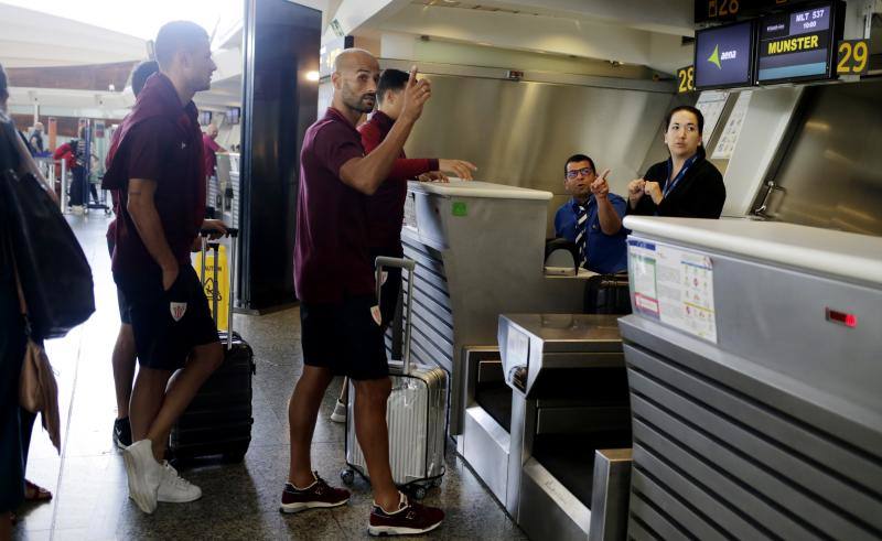 La expedición bilbaína ha partido del aeropuerto de Loiu a las diez de la mañana y aterrizará en Münster, Alemania, a una hora de su cuartel general
